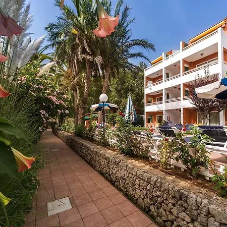 Galdana Gardens * Cala Galdana (Menorca)